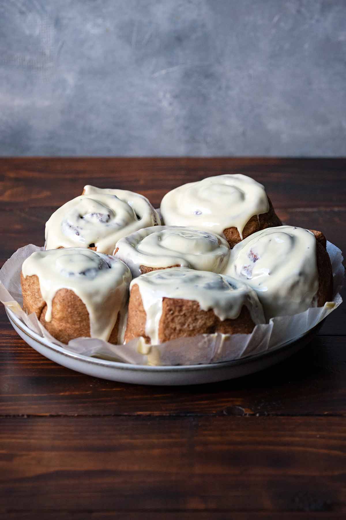 Υγιεινά cinnamon rolls με γλάσο.