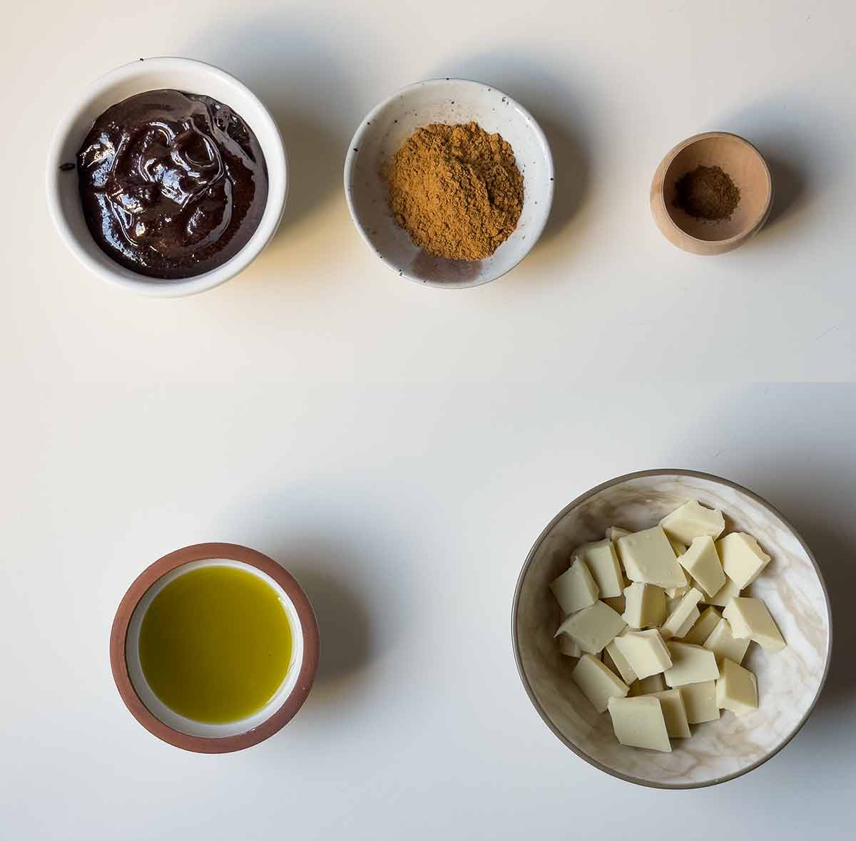 Υλικά για γέμιση και γλάσο για υγιεινά cinnamon rolls.