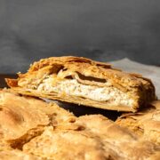 Παραδοσιακή τυρόπιτα με φέτα και χωριάτικο φύλλο.