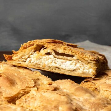 Παραδοσιακή τυρόπιτα με φέτα και χωριάτικο φύλλο.