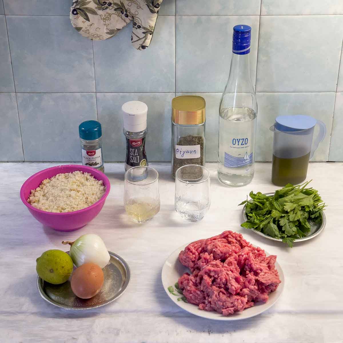 Υλικά για κεφτέδες ή κεφτεδάκια.